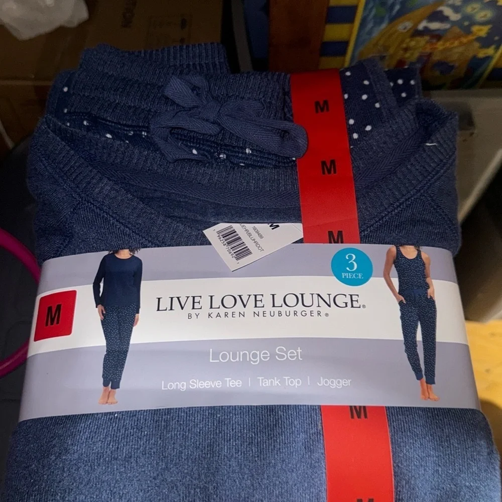 BRAND NEW WOMEBS LOUNGE SET SIZE MEDIUM FOR SALE NICE FOR HOLIDAY SEASON - Picture 1 of 6
